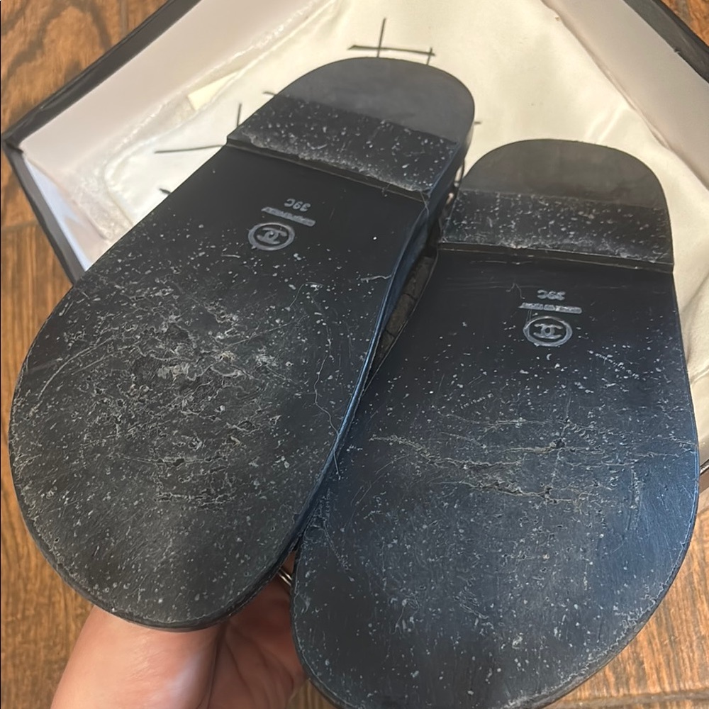 CHANEL Black Sandals with Interlocking CC Logo - Picture 2 of 5